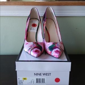 NWOT Tatiana New West Floral Pumps